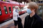 16-årige Aleksander Langer og hans 57-årige far Ole er blandt de få, der straks smækkede mundbind på i S-toget. »Man vænner sig hurtigt til dem«, siger Aleksander. Foto: Jens Dresling/POLFOTO