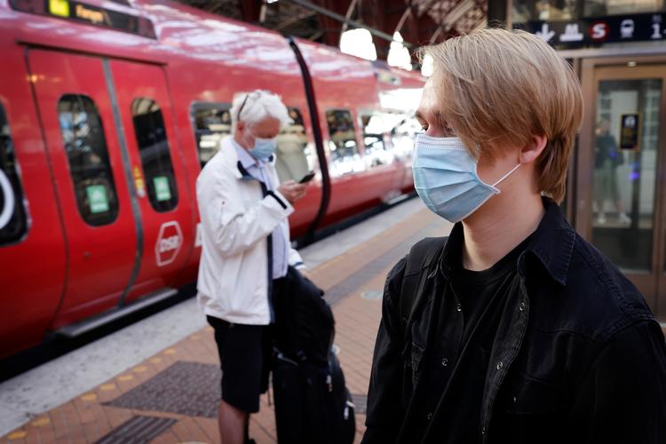 16-årige Aleksander Langer og hans 57-årige far Ole er blandt de få, der straks smækkede mundbind på i S-toget. »Man vænner sig hurtigt til dem«, siger Aleksander. Foto: Jens Dresling/POLFOTO