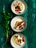 En asiatisk fortolkning af blomkål i bechamel. Den brændte let bitre blomkål sammen med den friske limetofu og den stærke chilipasta fungerer rigtig godt Foto: Columbus Leth