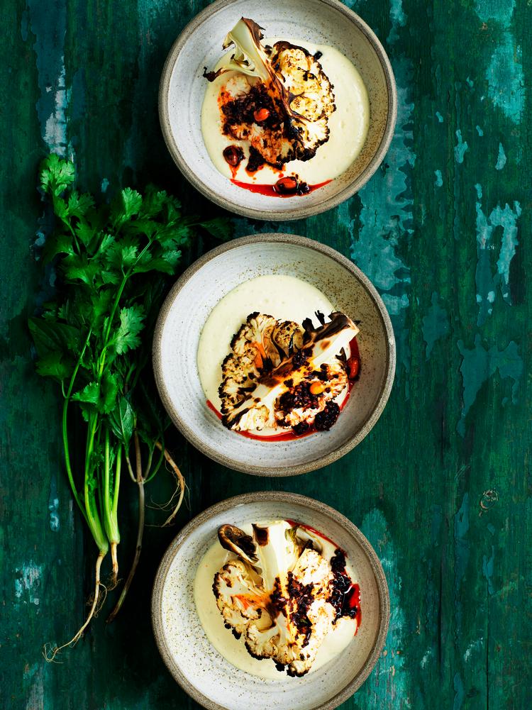 En asiatisk fortolkning af blomkål i bechamel. Den brændte let bitre blomkål sammen med den friske limetofu og den stærke chilipasta fungerer rigtig godt Foto: Columbus Leth