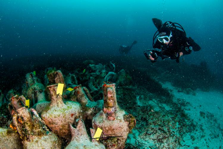De fine amforaer menes at have været fyldt med vin fra Halkidiki i det nordlige Grækenland, da skibet sank.  Foto: Y. Issaris/Ritzau Scanpix