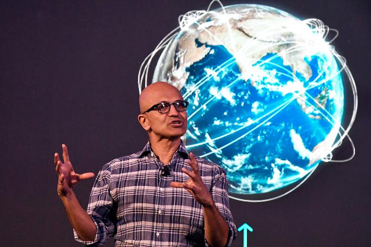 Microsofts topchef, Satya Nadella, vil gerne købe det sociale medie. Dermed har han også trukket sit firma ind i en strid mellem USA og Kina. Her ses han under en konference i Indien tidligere i år. Foto: Manjunath Kiran/Ritzau Scanpix