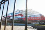 Hurtigrutens ekspeditionsskib Roald Amundsen ligger nu i havnen i Tromsø, efter at mindst 40 om bord har fået konstateret Covid-19. Foto: Ntb Scanpix/Ritzau Scanpix