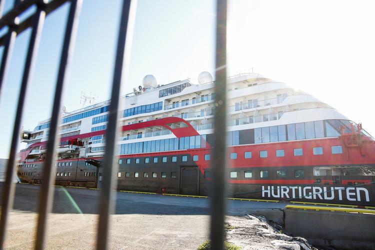 Hurtigrutens ekspeditionsskib Roald Amundsen ligger nu i havnen i Tromsø, efter at mindst 40 om bord har fået konstateret Covid-19. Foto: Ntb Scanpix/Ritzau Scanpix