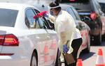 En borger afgiver coronatest i et af Californiens drive-in-testcentre.  Foto: Mario Tama/Ritzau Scanpix