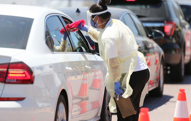 En borger afgiver coronatest i et af Californiens drive-in-testcentre.  Foto: Mario Tama/Ritzau Scanpix