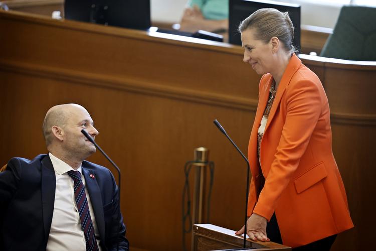 Den konservative formand, Søren Pape Poulsen, vil gerne støtte den pensionsreform for nedslidte, som statsminister Mette Frederiksen (S) gik til valg på, men han kræver skattelettelser til gengæld. Her ses de to under Folketingets afslutningsdebat i juni. Foto: Jens Dresling/POLFOTO