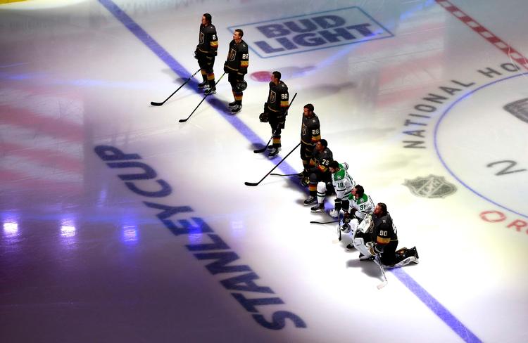 Natten til tirsdag knælede Ryan Reaves og Robin Lehner fra Las Vegas Golden Knights samt Jason Dickinson og Tyler Seguin fra Dallas Stars under både den amerikanske og canadiske nationalmelodi.  Foto: Jeff Vinnick/Ritzau Scanpix