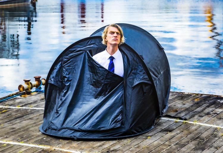 I fremtiden bliver det bankmændene, der gør oprør, såsom talsmanden (Daniel Norback) fra den neoliberale befrielseshær. Foto: Malle Madsen Foto: Malle Madsen
