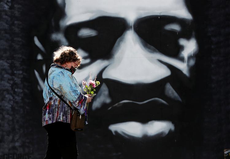 En kvinde lægger blomster ved mindesmærket for George Floyd (arkivfoto). Foto: Eric Miller/Ritzau Scanpix