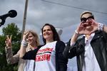 Præsidentkandidat Svetlana Tikhanovskaja (i midten) poserer ved et valgmøde i byen Maladsetjna sammen med Veronika Tsepkalo (t.v.), hustru til den flygtede kandidat Valerij Tsepkalo, og Maria Kolesnikova, kampagneleder for den fængslede Viktor Barbariko. Foto: Sergei Gapon/Ritzau Scanpix