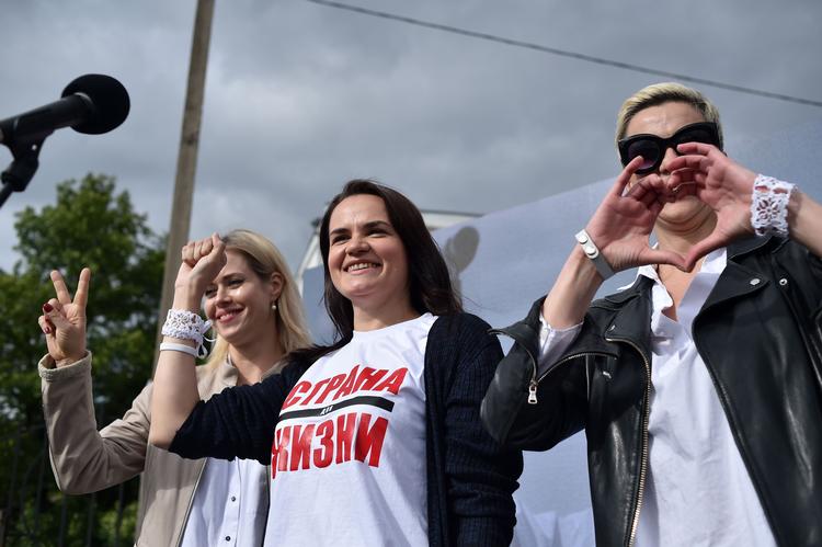 Præsidentkandidat Svetlana Tikhanovskaja (i midten) poserer ved et valgmøde i byen Maladsetjna sammen med Veronika Tsepkalo (t.v.), hustru til den flygtede kandidat Valerij Tsepkalo, og Maria Kolesnikova, kampagneleder for den fængslede Viktor Barbariko. Foto: Sergei Gapon/Ritzau Scanpix