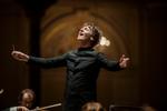 Den tyske dirigent Marc Albrecht former Alexander Zemlinskys musik om Den lille Havfrue som en fortælling af brag og smidige bevægelser.  Foto: Marco Borggreve