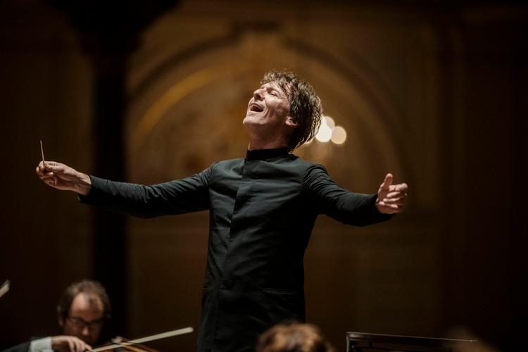 Den tyske dirigent Marc Albrecht former Alexander Zemlinskys musik om Den lille Havfrue som en fortælling af brag og smidige bevægelser.  Foto: Marco Borggreve