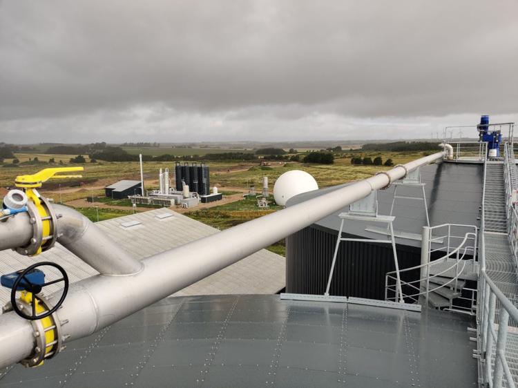 Som det ses på fotoet er der vindmøller omkring biogasanlægget ved Skive. Foto: Greenlab Skive Biogas