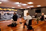 Der var stor afstand mellem journalisterne ved tirsdagens pressemøde pga. Uefa's krav til afvikling af kampen.   Foto: Jens Dresling/POLFOTO