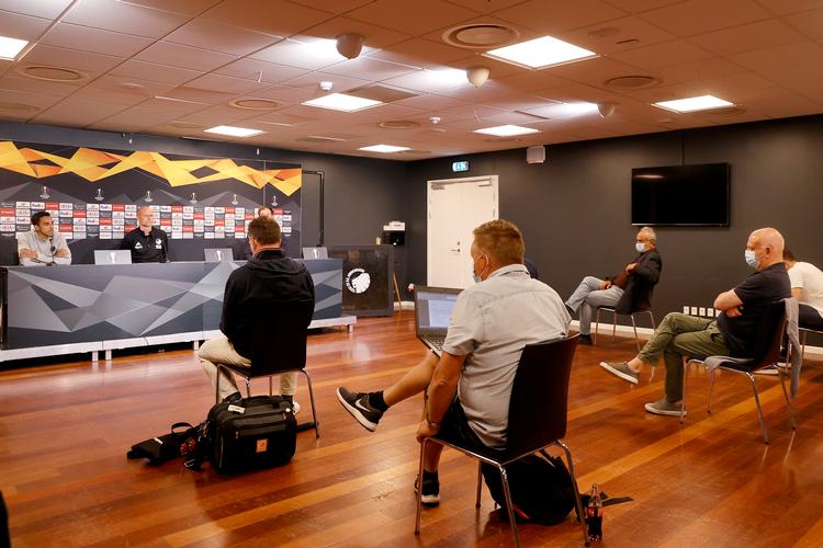 Der var stor afstand mellem journalisterne ved tirsdagens pressemøde pga. Uefa's krav til afvikling af kampen.   Foto: Jens Dresling/POLFOTO