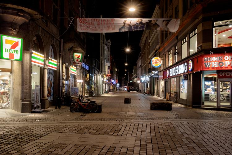 Hvad med, at man eventuelt opsatte nogle betingelser for at åbne butik på Strøget, så de tomme butikker ikke bare igen overtages af det kønsløse og sikreste?, spørger denne uges klummeskribent. Foto: Peter Hove Olesen/POLFOTO