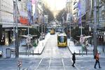 Der er stille i Melbourne, efter at der er blevet indført skrappe restriktioner som følge af en genopblussen i antallet af coronasmittede og -døde. Foto: Stringer/Ritzau Scanpix