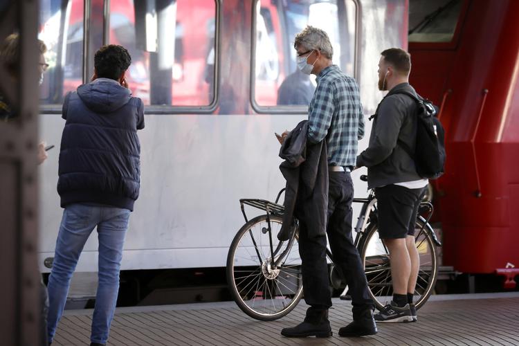   Selv om der nu anbefales mundbind i myldretiden, har DSB ophævet kravet om at man skal have en pladsbillet for at køre med tog. Foto: Jens Dresling/POLFOTO
