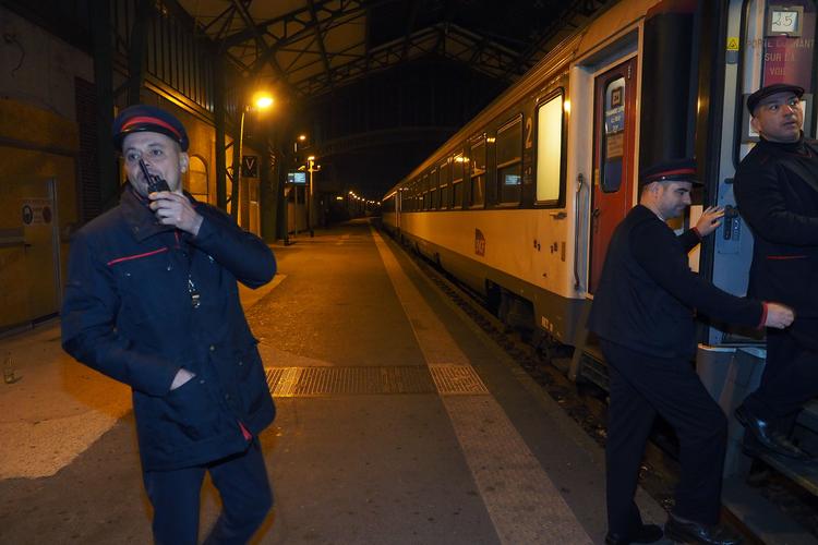 På billedet her fløjtes der i december 2016 til afgang for den sidste kørsel på nattogsruten mellem Paris og den spanske by Port Bou. Nu vil de franske myndigheder sparke liv i landets nattog igen. Foto: Raymond Roig/Ritzau Scanpix
