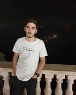 »Jeg har svært ved følelsesmæssigt at bearbejde det, der er sket. Folk er paralyserede, i chok. Jeg har ikke spist noget, siden det skete, fordi jeg ingen appetit har«, siger 25-årige Mouemen Derbass. 