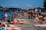 Der er ikke meget der tyder på at større forsamlinger bliver tilladt fra på lørdag sådan som det var planen. Her er det Islands Brygge i København som også har været et populært udflugtsmål under corona-pandemien.  Foto: Jonas Olufson
