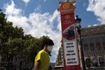 En mand i Barcelona bærer maske, mens han befinder sig på gaden. Spanien har største stigning i coronasmitte siden genåbning Foto: Nacho Doce/Ritzau Scanpix