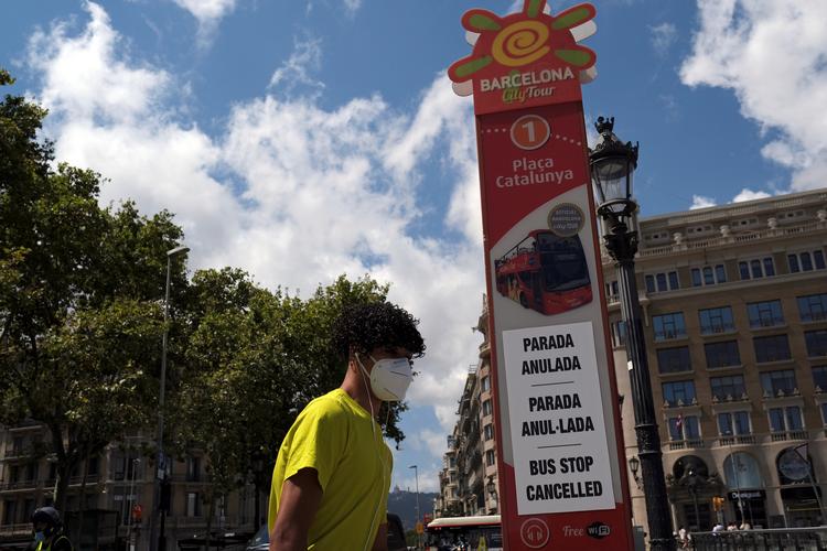 En mand i Barcelona bærer maske, mens han befinder sig på gaden. Spanien har største stigning i coronasmitte siden genåbning Foto: Nacho Doce/Ritzau Scanpix