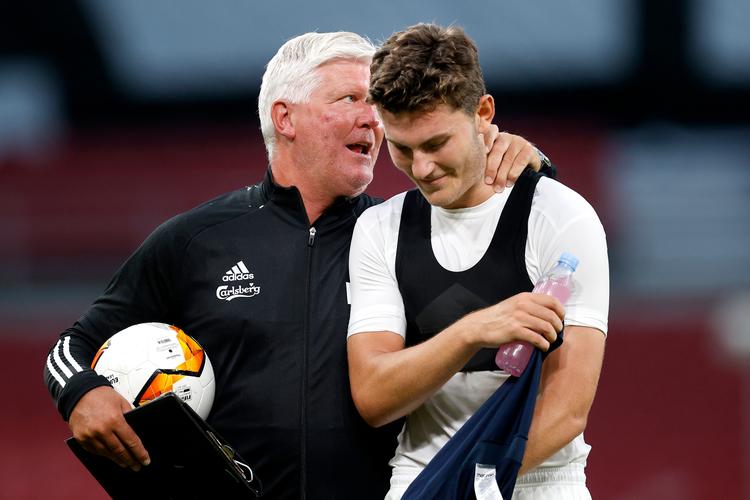  En stolt far Per Vind med Jonas Wind efter sejren. Foto: Jens Dresling/POLFOTO