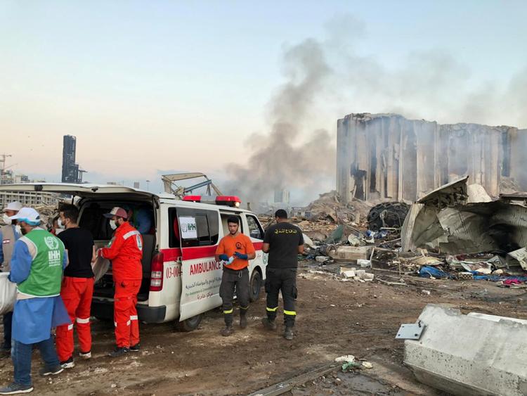 Beirut har fået hjælp fra flere sider, her er det en tyrkisk hjælpeorganisation, som hjælper i Beirut, der tirsdag blev rystet af en stor eksplosion. Det skete kl 18 lokal tid.   Foto: Ihh/Ritzau Scanpix