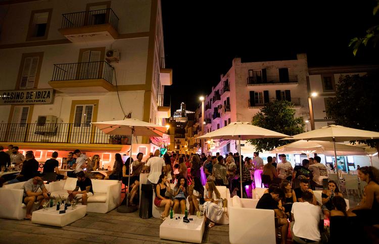 Bar på Ibiza 30. juli. De unge bliver nu kaldt ud for ikke at tøjle deres sociale instinkter godt nok af WHO-chef Michael Ryan.  Foto: Jaime Reina/Ritzau Scanpix