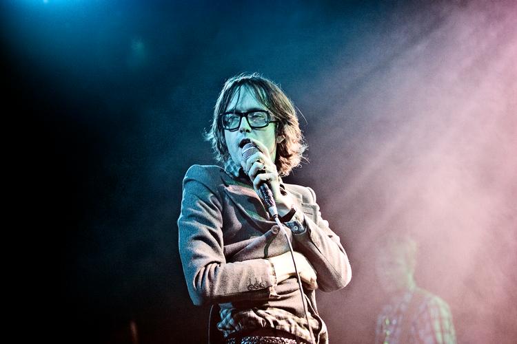   Jarv Is, tidligere Pulp-forsanger Jarvis Cockers nye band,  er bedst og mest interessant, når musikken holdes i stramme tøjler, og Cockers modvillige væsen flugter med nutiden. Når han ser på verden lige foran sig og ikke den fra i går. Foto: Joachim Adrian/POLFOTO