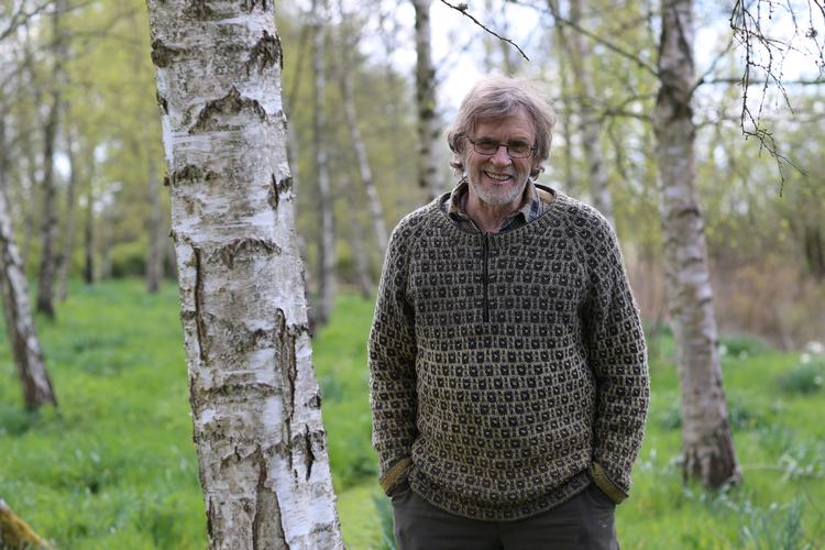 Søren Ryge stopper med at sende direkte fra sin have, men han regner med stadigvæk at kunne lave enkelte udsendelser for DR, som f.eks. den han lavede om en helt speciel familie på Sydfyn.  Foto: DR