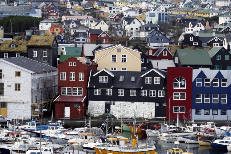 Med mindst 25 smittede alene torsdag er der stor bekymring for corona på Færøerne. De fleste nye tilfælde er fundet i øernes største by, Torshavn.  Foto: Thomas Borberg/POLFOTO