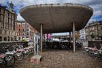 Ny Nørreport Station modtog i 2016 den internationale pris World Architecture News Awards i kategorien ’Transport’ for »at skabe en simpel og elegant løsning på en ellers kompliceret udfordring«. Men i dag er det elegante ved at forvitre i snavs. Foto: Martin Lehmann/POLFOTO