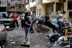 Frivillige hjælper til med at rydde op, efter den katastrofale eksplosion tirsdag aften i havnen i Libanons hovedstad Beirut. (Photo by PATRICK BAZ / AFP)   Foto: Patrick Baz/Ritzau Scanpix