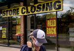 Endnu en butik må dreje nøglen om i Arlington, Virginia. Færre end forventet søger om understøttelse i USA. Men tal er stadig højt under den fortsatte coronakrise.  Foto: Olivier Douliery/Ritzau Scanpix