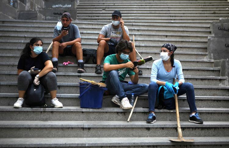 Civile holder pause fra oprydningsarbejdet i gaderne i Beirut torsdag 6. august. Civile kræfter har også oprettet en Instagramprofil, der fungerer som en digital efterlysnignstavle, hvor man kan efterlyse sine savnede. Foto: Patrick Baz/Ritzau Scanpix