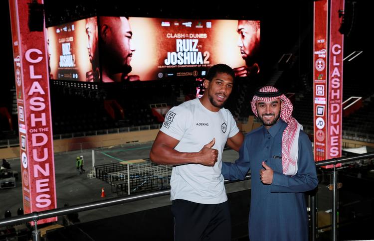 Da boksestjernen Anthony Joshua i december 2019 kæmpede en storstilet nævekamp i Saudi Arabien, modtog han flere hundrede millioner kroner. Samtidig lod han sig for eksempel fotografere med prins  Abdulaziz bin Turki bin Faisal bin Abdulaziz, og kritikere ser det som et eksempel på sportswashing. Foto: Andrew Couldridge/Ritzau Scanpix