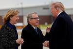 Mike DeWine ses her tage imod præsident Trump i marts sidste år. Nu er guvernøren testet positiv for coronavirus, skriver han på Twitter. Foto: Carlos Barria/Ritzau Scanpix