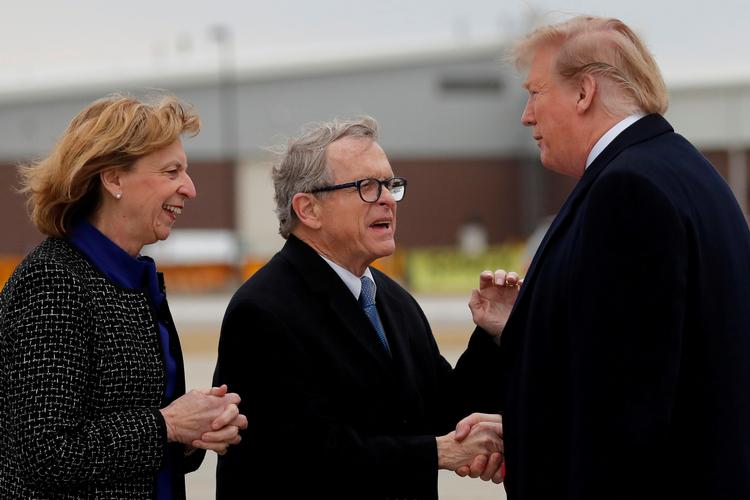 Mike DeWine ses her tage imod præsident Trump i marts sidste år. Nu er guvernøren testet positiv for coronavirus, skriver han på Twitter. Foto: Carlos Barria/Ritzau Scanpix
