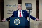 CLYDE, OHIO - AUGUST 06: U.S. President Donald Trump speaks to workers at a Whirlpool manufacturing facility on August 06, 2020 in Clyde, Ohio. Whirlpool is the last remaining major appliance company headquartered in the United States. With more than 3, 000 employees, the Clyde facility is one of the world's largest home washing machine plants, producing more than 20, 000 machines a day. Scott Olson/Getty Images/AFP == FOR NEWSPAPERS, INTERNET, TELCOS &amp; TELEVISION USE ONLY == Foto: Scott Olson/Ritzau Scanpix