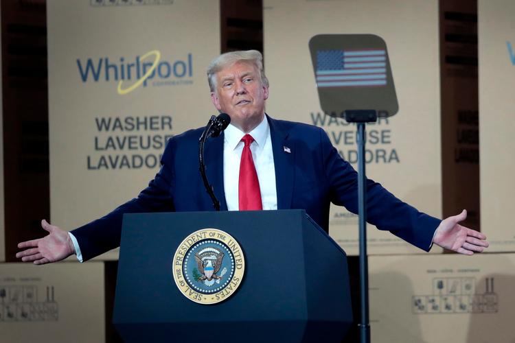 CLYDE, OHIO - AUGUST 06: U.S. President Donald Trump speaks to workers at a Whirlpool manufacturing facility on August 06, 2020 in Clyde, Ohio. Whirlpool is the last remaining major appliance company headquartered in the United States. With more than 3, 000 employees, the Clyde facility is one of the world's largest home washing machine plants, producing more than 20, 000 machines a day. Scott Olson/Getty Images/AFP == FOR NEWSPAPERS, INTERNET, TELCOS &amp; TELEVISION USE ONLY == Foto: Scott Olson/Ritzau Scanpix
