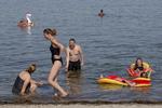 Hvis danskerne skal nå at have en sidste dukkert, inden sommerferieperioden med skolestarten i næste uge for alvor er slut, er der rig mulighed for at gøre det i weekenden, hvor det bliver omkring 30 grader over hele landet, oplyser DMI. Foto: Emma Sejersen/POLFOTO