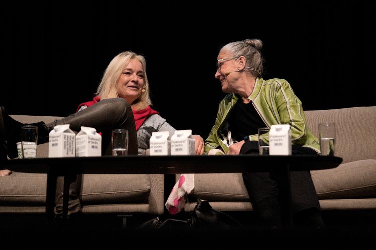 På Bogfestival 7.-8. november vil man kunne deltage i litterære arrangementer landet over som en erstatning for aflyste Bogforum. Her ses Anne Linnet og Ritt Bjerregaard i samtale under bogmessen i 2017.   Foto: Peter Hove Olesen/POLFOTO