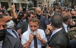Macron i Beirut – den franske præsident smider jakken og taler den korrupte klasse midt imod.  Arkivfoto -
