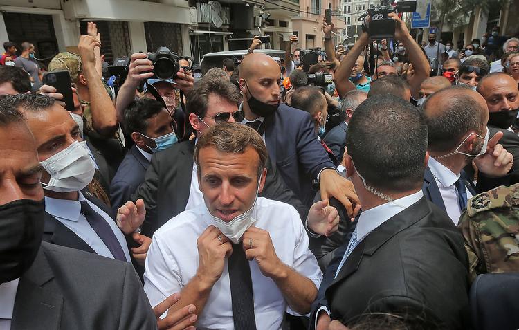 Macron i Beirut – den franske præsident smider jakken og taler den korrupte klasse midt imod.  Arkivfoto -