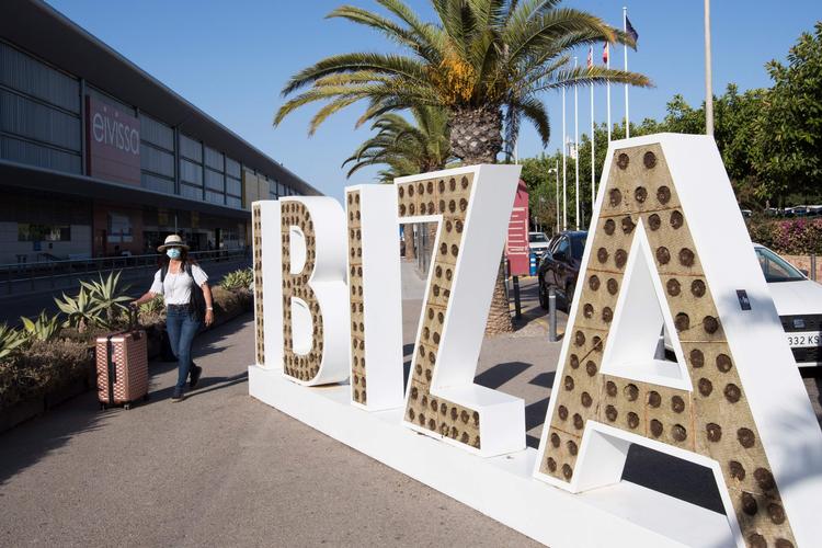 Danske turister skal ikke pakke kufferten, hvis rejsemålet er Ibiza, i hvert fald ikke hvis de vil følge rejsevejledningen. Foto: Jaime Reina/Ritzau Scanpix