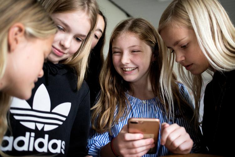På Marie Mørks Skole i Hillerød er mobiltelefoner forbudt i skoletiden. Først når eleverne har fri, får de deres telefoner tilbage. Arkivfoto Nanna Navntoft